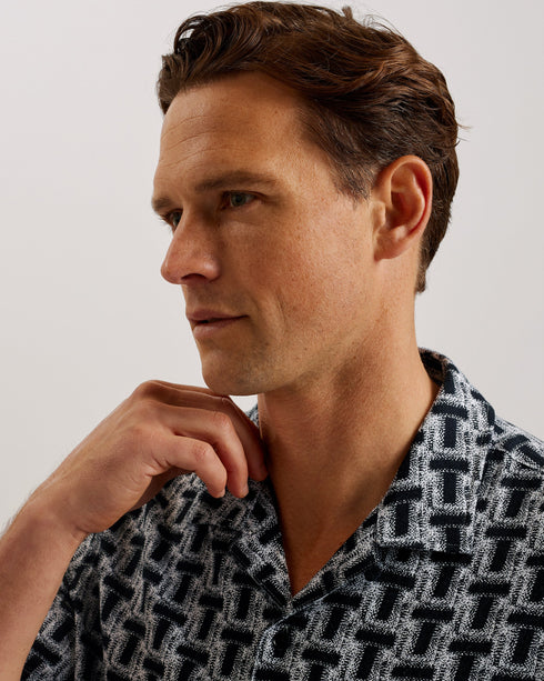 RHIN-Shirts-The RHIN shirt oozes style with its all over T print and textured finish. The relaxed fit and open revere collar bring a more laid back vibe that looks effortlessly cool when paired with classic chinos or shorts. With short sleeves and a linen blend material, it's a comfortable way to dress smarter in the summer months. Short sleeve shirt Textured T print Revere collar Linen blend Button fastenings Relaxed fit Guy is 6'1.5" / 1.87m and wears Black in a Ted size 3- Ted Baker Romania