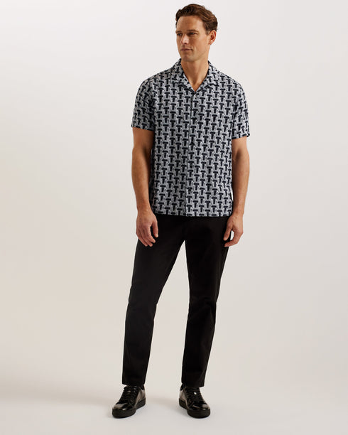 RHIN-Shirts-The RHIN shirt oozes style with its all over T print and textured finish. The relaxed fit and open revere collar bring a more laid back vibe that looks effortlessly cool when paired with classic chinos or shorts. With short sleeves and a linen blend material, it's a comfortable way to dress smarter in the summer months. Short sleeve shirt Textured T print Revere collar Linen blend Button fastenings Relaxed fit Guy is 6'1.5" / 1.87m and wears Black in a Ted size 3- Ted Baker Romania