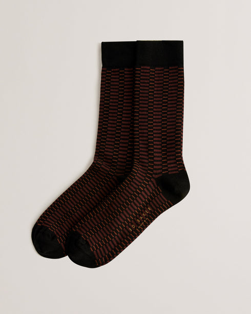 SOKKONE-Socks-With a cool grid pattern and textured trim, let these SOKKONE crew socks peek out from beneath your trousers to add playful detail. A cotton blend material and stretch fit will keep your feet comfortable, finished with the branded logo on the bottom to put some style in your step. Crew socks Grid pattern Gold foil brand logo on bottom Textured trim Cotton blend Stretch fit- Ted Baker Romania