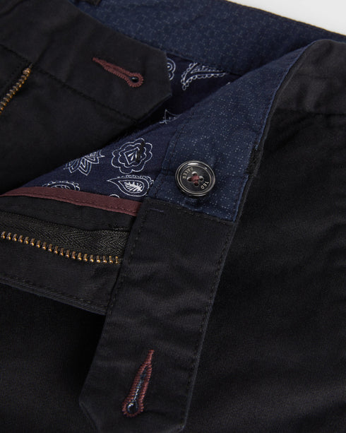 <P>Slim Fit Chinos</P>