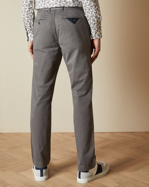 <P>Slim Fit Chinos</P>
