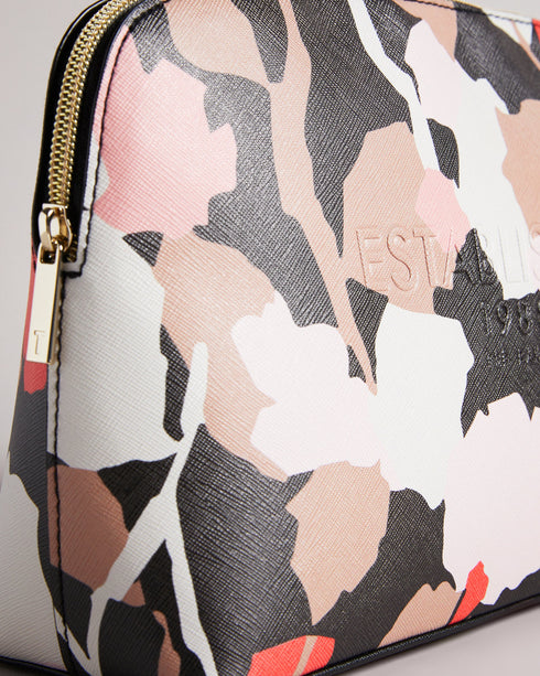 <P><Span Style="Text-Decoration: Underline;">Retro Flood Saffiano Deboss Washbag</Span></P>
<P>‚Ä𬮬´‚Ä𬮬´‚Ä𬮬´It‚Äπ¬...