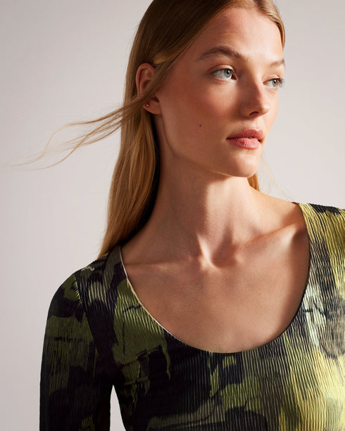 JOLIEN-Tops-Take the plunge with JOLIEN, featuring a textured fabric and a playful abstract print. This flattering top is a statement-worthy piece for your wardrobe—you can thank us later. Fitted top Abstract print Scoop neck 3/4 sleeves Stretch fabric Textured Roos is 5'11" / 1.80m and wears Light Green in a Ted size 1- Ted Baker Romania