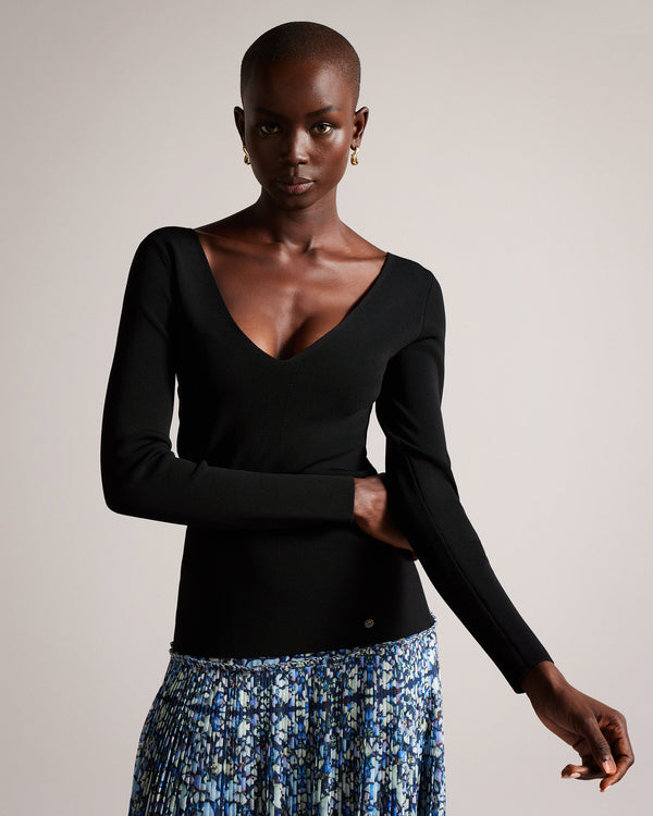 CILESTE-Knitwear-Keep it casual and comfortable with CILESTE. Sling this top on with your favourite jeans and get ready to step out in style.The fabric of this product is made with 80% recycled viscose. Using recycled materials helps divert fabric waste from ending in landfills and reduces our dependence on virgin materials. Knitted top Slim fit Deep v-neck Long sleeved Stretch fabric Awuoi is 5'10.5" / 1.79m and wears Black in a Ted size 1- Ted Baker Romania