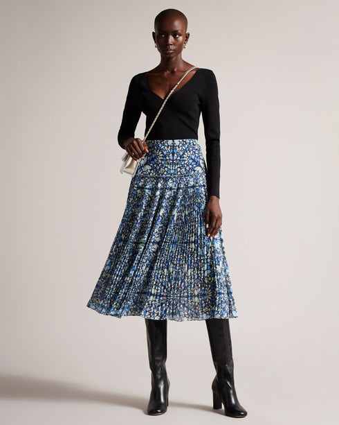 CILESTE-Knitwear-Keep it casual and comfortable with CILESTE. Sling this top on with your favourite jeans and get ready to step out in style.The fabric of this product is made with 80% recycled viscose. Using recycled materials helps divert fabric waste from ending in landfills and reduces our dependence on virgin materials. Knitted top Slim fit Deep v-neck Long sleeved Stretch fabric Awuoi is 5'10.5" / 1.79m and wears Black in a Ted size 1- Ted Baker Romania