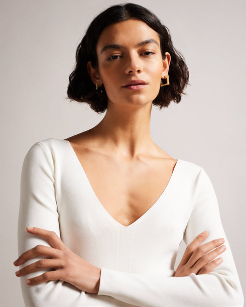 CILESTE-Knitwear-Keep it casual and comfortable with CILESTE. Sling this top on with your favourite jeans and get ready to step out in style.The fabric of this product is made with 80% recycled viscose. Using recycled materials helps divert fabric waste from ending in landfills and reduces our dependence on virgin materials. Knitted top Slim fit Deep v-neck Long sleeved Stretch fabric Awuoi is 5'10.5" / 1.79m and wears Black in a Ted size 1- Ted Baker Romania