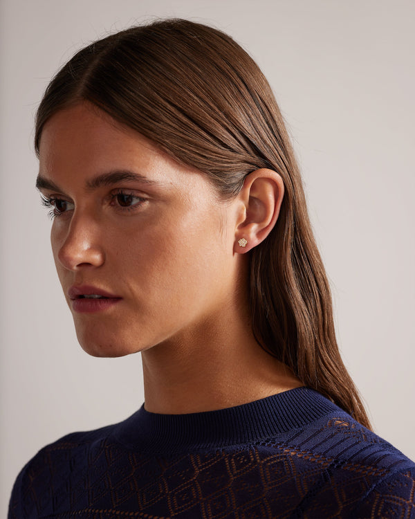 <P>Tbj3133 Magnolia Enamel Stud Earring</P>