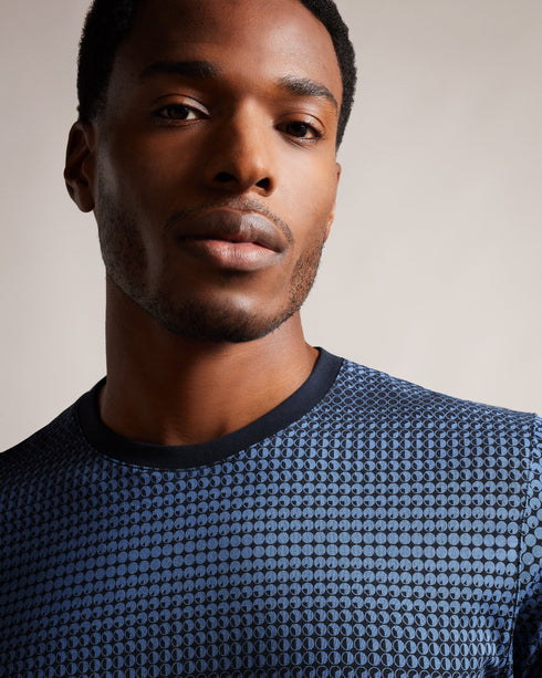 RONETE-Tops-A wardrobe classic, RONETE is taken to another level with its unique geometric spot print. The short sleeves and crew neck keep it relaxed for everything from running errand to catching up with mates at the pub. T-shirt Geometric spot print Short sleeved 100% cotton Crew neck Regular fit Efosa is 6'1.5" / 1.87m and wears Dark Blue in a Ted size 3- Ted Baker Romania