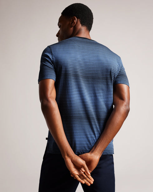 RONETE-Tops-A wardrobe classic, RONETE is taken to another level with its unique geometric spot print. The short sleeves and crew neck keep it relaxed for everything from running errand to catching up with mates at the pub. T-shirt Geometric spot print Short sleeved 100% cotton Crew neck Regular fit Efosa is 6'1.5" / 1.87m and wears Dark Blue in a Ted size 3- Ted Baker Romania