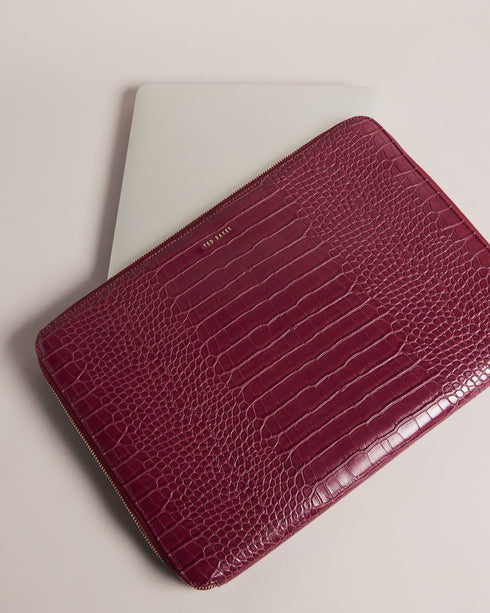 STILA-Gifts-The STILA laptop case is the perfect accessory to complement your style. The imitation croc texture and zip fastening make it easy grab your laptop on the go, while the soft interior lining protects your device from scratches. Laptop case Faux leather Imitation croc texture Zip fastening Fits 15 inch laptop Internal pocket Dimensions: 2.5cm x 27cm x 38cm- Ted Baker Romania