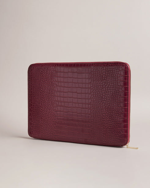 STILA-Gifts-The STILA laptop case is the perfect accessory to complement your style. The imitation croc texture and zip fastening make it easy grab your laptop on the go, while the soft interior lining protects your device from scratches. Laptop case Faux leather Imitation croc texture Zip fastening Fits 15 inch laptop Internal pocket Dimensions: 2.5cm x 27cm x 38cm- Ted Baker Romania