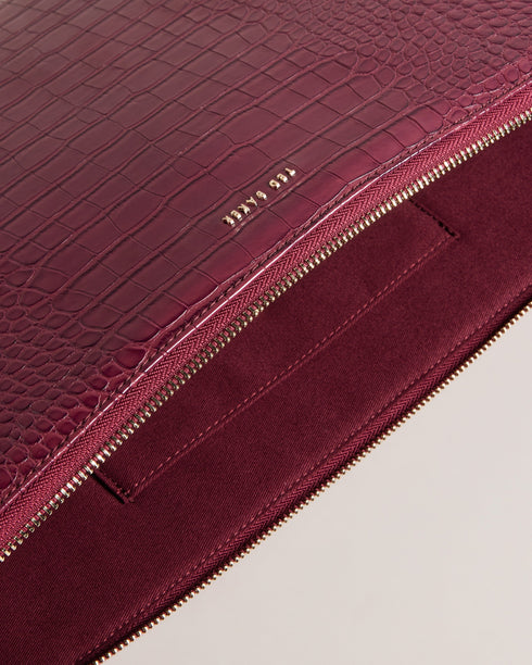 STILA-Gifts-The STILA laptop case is the perfect accessory to complement your style. The imitation croc texture and zip fastening make it easy grab your laptop on the go, while the soft interior lining protects your device from scratches. Laptop case Faux leather Imitation croc texture Zip fastening Fits 15 inch laptop Internal pocket Dimensions: 2.5cm x 27cm x 38cm- Ted Baker Romania