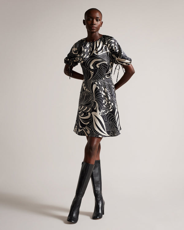 FARIDDA-Dresses-Liven up your wardrobe with the retro inspired FARIDDA dress. With its stunning retro swirl print, tie-up back and beautiful ruched sleeves, the only question is: will you wear it to lunch or to a party? Mini dress Short ruched sleeves A-line Retro swirl print Lined Tie up back Zip fastening Awuoi is 5'10.5" / 1.79m and wears Black in a Ted size 1- Ted Baker Romania