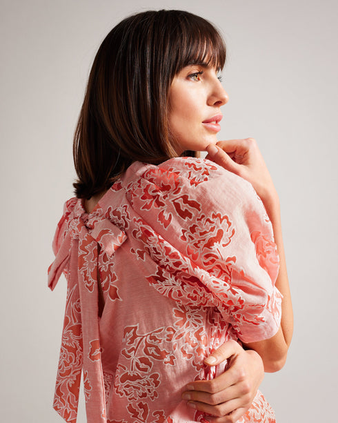 MELIIHA-Tops-Fashion-forward and utterly feminine, MELIIHA is a trusty addition to your wardrobe. Tied up in a bow at the back and floral all over, this boxy top has you covered for days in the park, boozy brunches and dinner dates. Boxy fit top Short puff sleeves Tie up back with cut-out Floral print Crew neck Julia is 5'10" / 1.78m and wears Coral in a Ted size 1- Ted Baker Romania