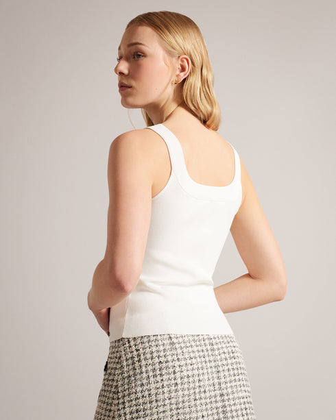 HANNIEA-Knitwear-Your new favourite base layer, HANNIEA brings modern design to your wardrobe with an Ottoman ribbed neckline. It's made from a soft and stretchy fabric that hugs your curves in all the right places, making it a versatile piece for layering or wearing on its own. Knitted top Rounded sweetheart neckline Ribbed trim Sleeveless Slim fit Magnolia embellishment Stretch fabric Jara is 5'10.5" / 1.79cm and wears White in a Ted size 1- Ted Baker Romania