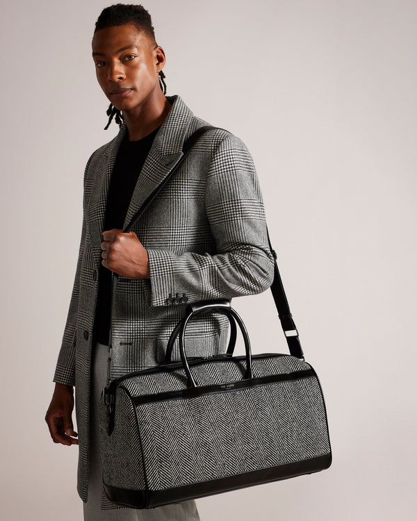 ANDERSN-Bags-In a timeless herringbone texture, the ANDERSN duffle bag combines classic style with modern functionality. Its spacious interior and multiple pockets make it the perfect companion for any trip or daily commute. Duffle bag Herringbone texture Zip fastening Two top handles with popper fastened holder Magnetic fastened front pocket Two internal pockets Removable and adjustable shoulder strap Faux leather trims Dimensions: 22cm x 28cm x 52cm- Ted Baker Romania