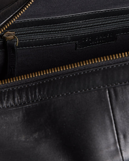 KALSIN-Bags-Keen travellers take note, KALSIN answers all your luggage woes. With its sleek design, spacious interior, and thoughtful features, this duffle bag effortlessly combines style and functionality. Duffle bag Top grain leather Zip fastening Two top handles Front pocket with trunk lock hardware Adjustable shoulder strap Dimensions: 45cm x 21cm x 24cm- Ted Baker Romania