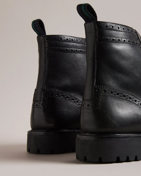 JAKOBE-Boots-Step up your footwear game with our JAKOBE leather boots. Crafted from top grain leather, these boots boast a lace fastening with eye-catching two-tone laces that add a touch of unique charm. The laser-cut brogue details provide a dash of classic style, while the heel pull tab ensures easy on-and-off. Leather boots Top grain leather Lace fastening Two-tone laces Laser cut brogue details Heel pull tab Vulcanised rubber sole- Ted Baker Romania