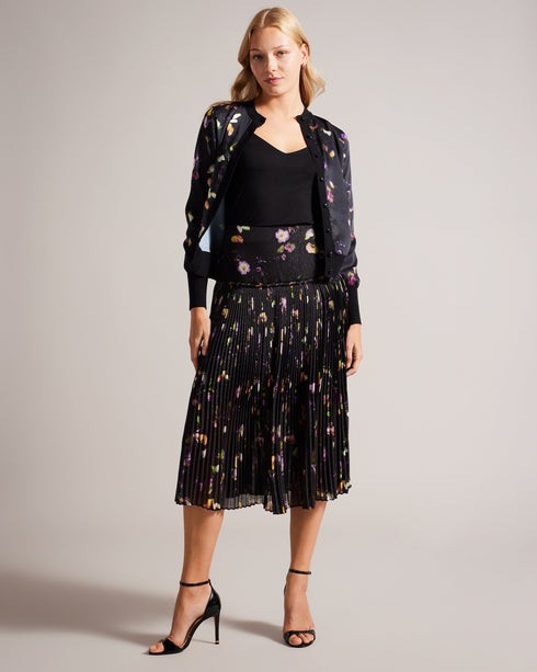 JANTA-Knitwear-Upgrade your cardigan collection with JANTA. Its scattered floral print adds a touch of whimsy to your ensemble, making it ideal for everything from casual outings to dressier occasions. A crew neck and button fastening ensure both style and comfort. Cardigan Woven satin front Scattered floral print Crew neck Button fastening Cuffed sleeves Jara is 5'10.5" / 1.79m and wears Black in a Ted size 1- Ted Baker Romania