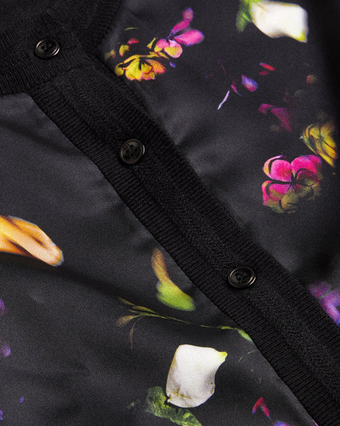 JANTA-Knitwear-Upgrade your cardigan collection with JANTA. Its scattered floral print adds a touch of whimsy to your ensemble, making it ideal for everything from casual outings to dressier occasions. A crew neck and button fastening ensure both style and comfort. Cardigan Woven satin front Scattered floral print Crew neck Button fastening Cuffed sleeves Jara is 5'10.5" / 1.79m and wears Black in a Ted size 1- Ted Baker Romania