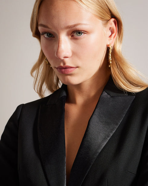 ARIAAL-Jackets-The sophisticated ARIAAL blazer adds a touch of luxury to your outfit. With its satin lapel and impeccable tailoring, this blazer is a statement of timeless fashion. Don't mind if we do. Tuxedo style blazer Satin peaked lapel Button fastening Pockets Long sleeves Jara is 5'10.5" / 1.79m and wears Black in a Ted size 1- Ted Baker Romania