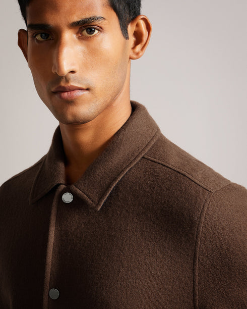 EASON-Knitwear-Meet EASON, a classic wool jacket with a touch of modernity. Featuring a sleek popper fastening and practical pockets, this jacket is a must-have for any fashion-savvy wardrobe. Jacket 100% wool Popper fastening Classic collar Pockets- Ted Baker Romania