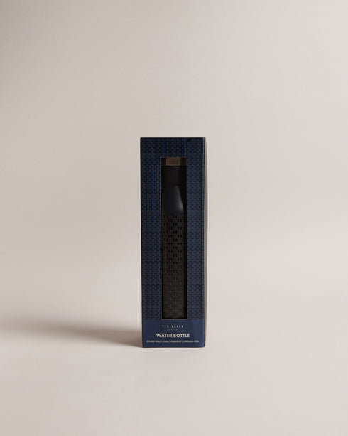JAMESA-Gifts-Stay hydrated, and look good doing it. JAMESA is crafted from 100% stainless steel and finished with a sleek geometric pattern that adds a subtle flair to your daily routine. Water bottle Stainless steel Geometric texture Twist off cap Comes in branded box- Ted Baker Romania