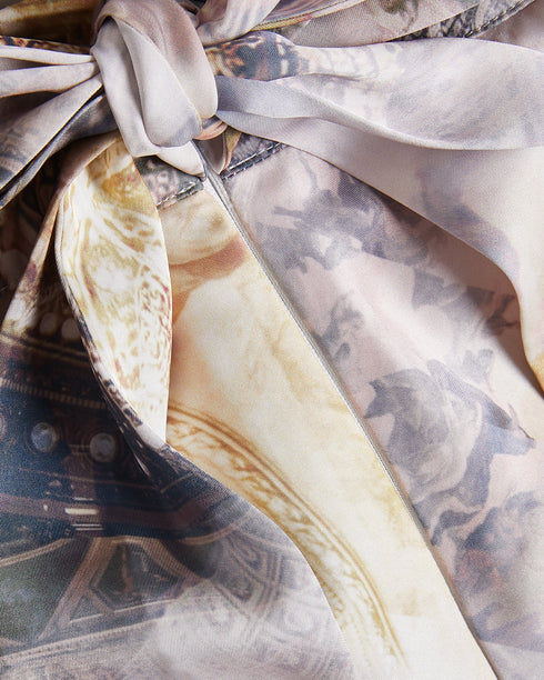 JACCIEE-Dresses-Adorned with an enchanting opera print, JACCIEE adds a touch of artistic flair to your look. Whether you're attending a special event, a gala, or a romantic evening out, our satin slip dress is the epitome of elegance and sophistication. Satin slip dress Stand collar Sleeveless Opera print Gathered neckline Full length neck tie Concealed zip fastening Length: 126cm Silvia is 5'11" / 1.8m and wears Ivory in a Ted size 1- Ted Baker Romania