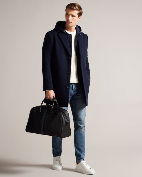 EVIAN-Bags-The embodiment of suave style, the EVIAN bowler bag in faux leather features a distinguished striped design. You'll find both top handles and an adjustable shoulder strap for versatility and comfort in carrying. Bowler bag Faux leather Striped design Top handles Adjustable shoulder strap Zip fastening Internal zip pocket Dimensions: 20cm x 28cm x 49cm- Ted Baker Romania