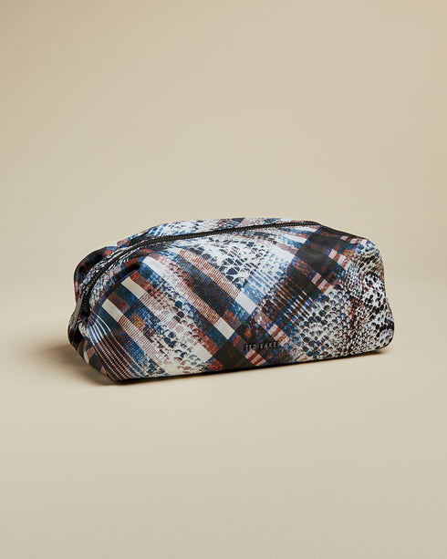WILLOWI-Gifts-Quartz Makeup BagEmbrace The Exotic In The Willowi Makeup Bag From Ted. Designed In The Mysssterious Quartz Print, This Essential Accessory Is Both Spacious And Stylish.- Ted Baker Romania