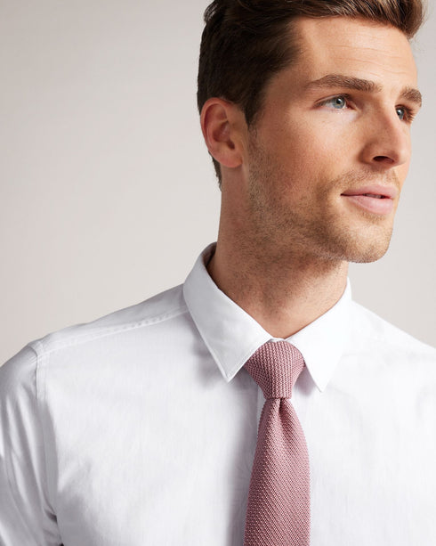 FYNNSS-Shirts-A slim-fitting shirt is a must-have for any man's collection, and what better than one made of pure cotton? Constructed with a sharp cut and soft breathable fabric, FYNNSS will meet you where you are for both work and play. Ted Baker menswear collection Shirt Slim fit 100% Cotton Long sleeved Classic collar Button fastening Our model is 6'3" / 1.90m and wears a 38 R- Ted Baker Romania