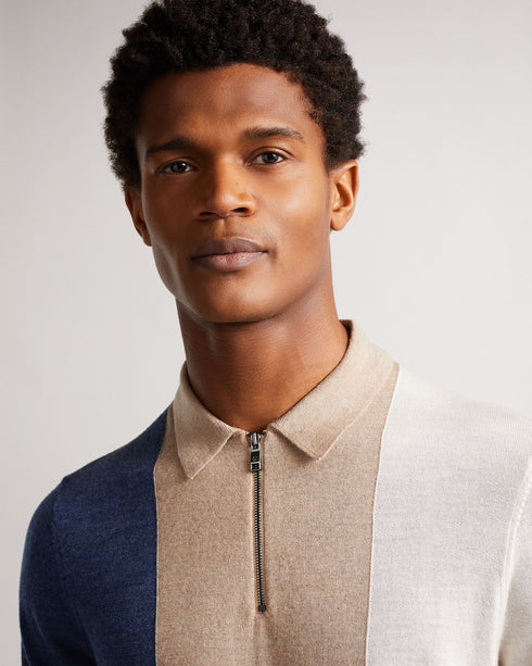 SWANSEA-Knitwear-Dress to impress in SWANSEA. This colour-blocked polo is made of super-soft Merino wool and is cut in a classic polo shirt style with a short front zipper and a ribbed hem. Get ready for the compliments to roll in. This product contains 100% non mulesed wool and means the animal welfare of the sheep has been respected. Polo shirt Vertical stripes Merino wool Short sleeves Our model is 6'2" / 1.87m and wears a Ted size 3- Ted Baker Romania